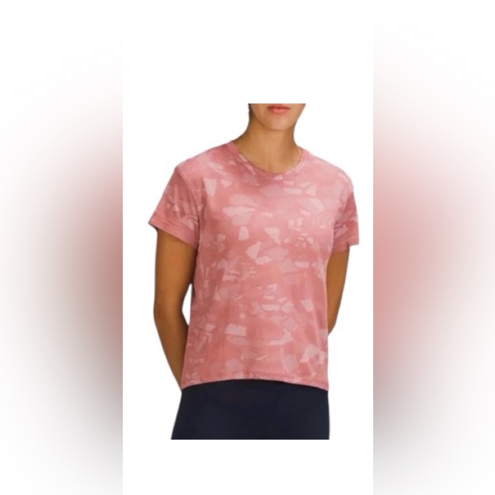 NWT LULULEMON Women's 4 stretch, moisture wicking short sleeve top!